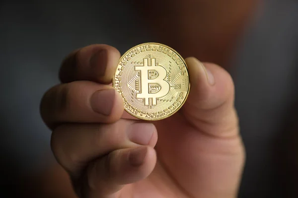 Άνθρωπος Που Κρατά Bitcoin Στο Χέρι Closeup — Φωτογραφία Αρχείου