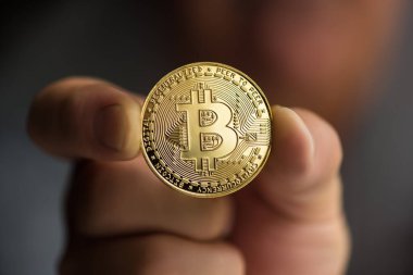Bitcoin elinde, yakın plan.