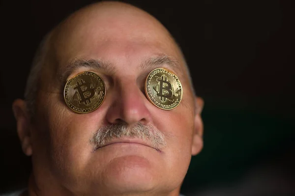 Homem Velho Com Moedas Bitcoin Nos Olhos — Fotografia de Stock