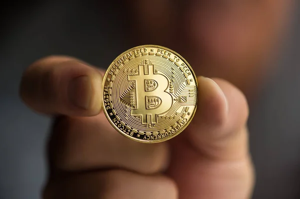 Bitcoin Στο Χέρι Κοντά — Φωτογραφία Αρχείου