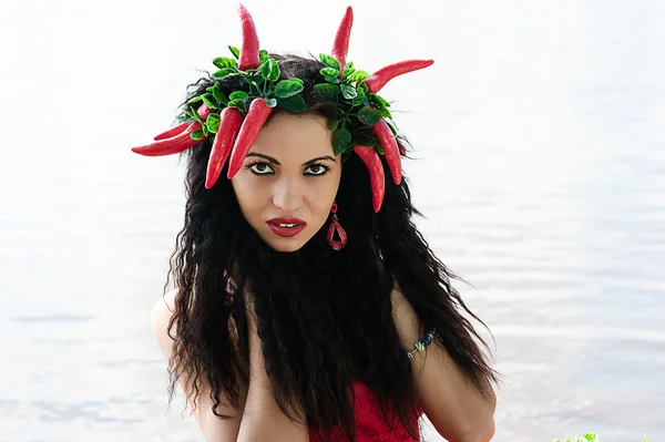 Hermosa morena con pimienta roja en la cabeza — Foto de Stock