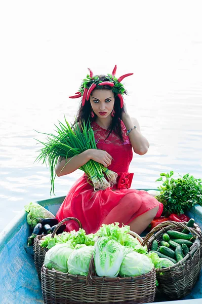 야채와 파와 아름 다운 여자 — 스톡 사진