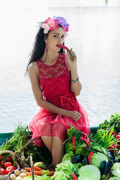 Mujer en el barco con verduras — Foto de Stock