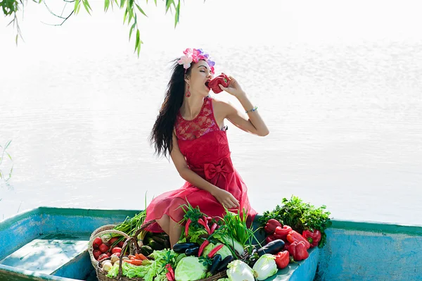 Žena na lodi s zeleninu jí pepř — Stock fotografie