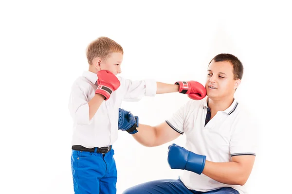Kavkazská otec boxu se synem — Stock fotografie