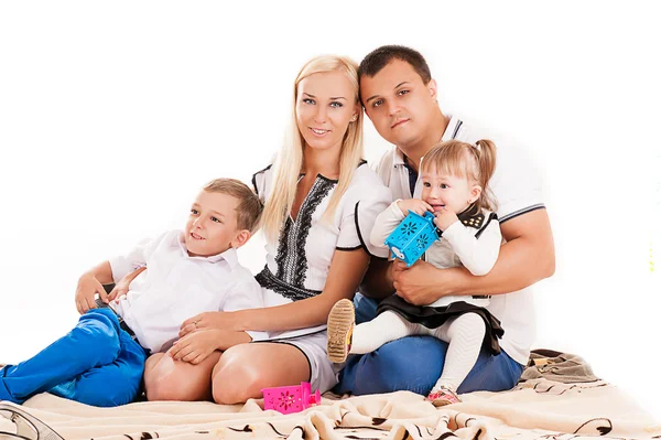 Kaukasische Familie mit kleinen Kindern — Stockfoto