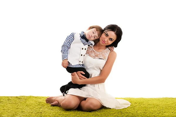 Mãe abraçando seu filho — Fotografia de Stock