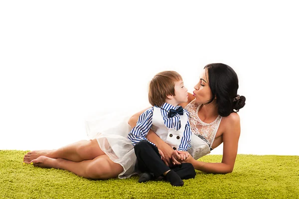 Vackra mamma kysser son — Stockfoto