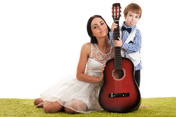 Jovem mãe com seu filho com uma guitarra — Fotografia de Stock