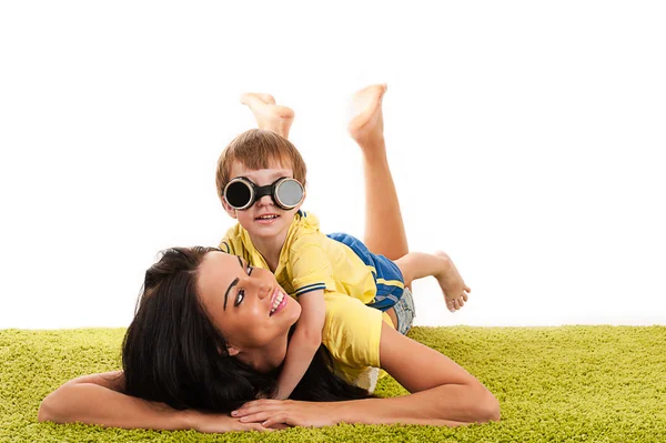 Mutter und Sohn spielen auf grünem Gras — Stockfoto