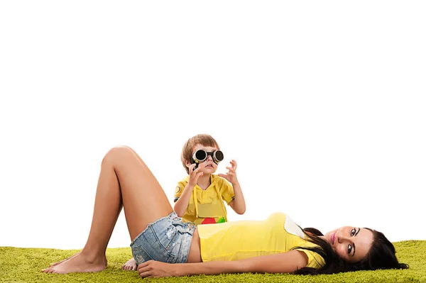 Madre e hijo jugando en la hierba — Foto de Stock