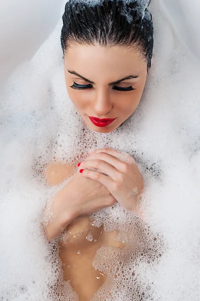泡在浴缸里，美丽的女人顶视图 — 图库照片