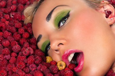 Güzel bir kadın yüzüne ahududu