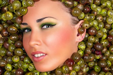 Güzel kadın yüzü bektaşi üzümü içinde moda