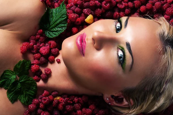 Mode schönes Gesicht in Himbeeren — Stockfoto