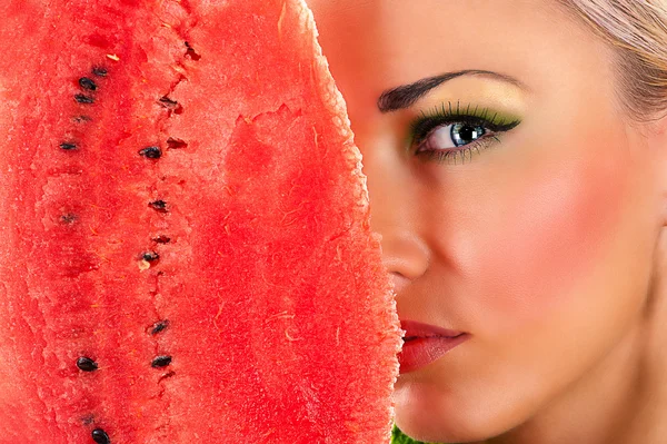 Beauty Make-up Gesicht mit Wassermelone — Stockfoto