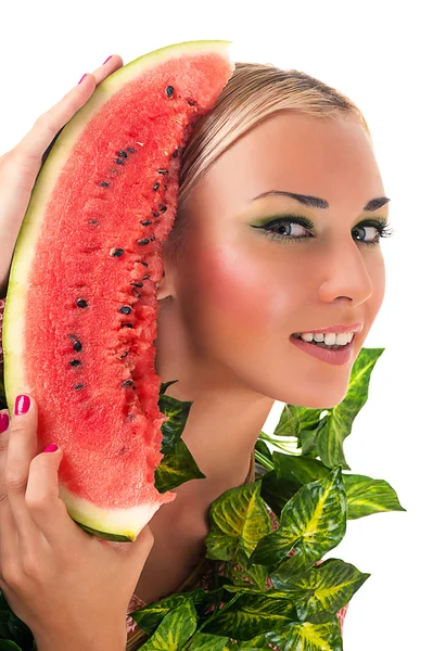 Vacker kvinna ansikte med vattenmelon — Stockfoto