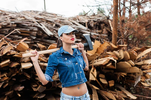 Mujer en jeans ropa hacha en la mano —  Fotos de Stock