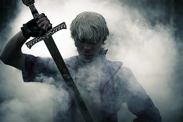 Brutaler Krieger mit Schwert im Rauch — Stockfoto
