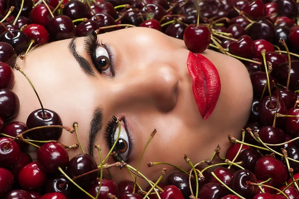 Krásná tvář v cherry — Stock fotografie