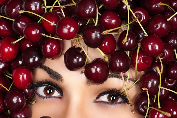 Hnědé oči žena v cherry — Stock fotografie