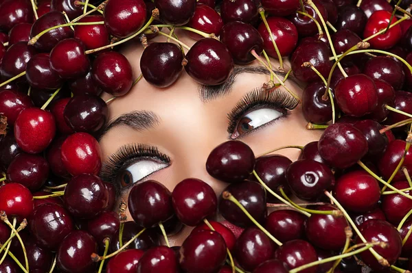 Olhos mulher em cereja — Fotografia de Stock