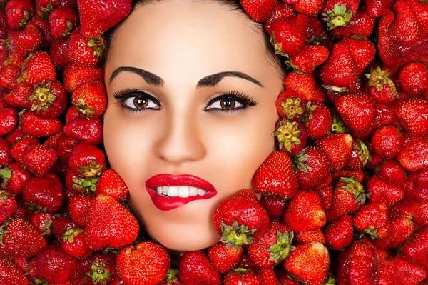 Visage séduisant de la femme aux fraises — Photo