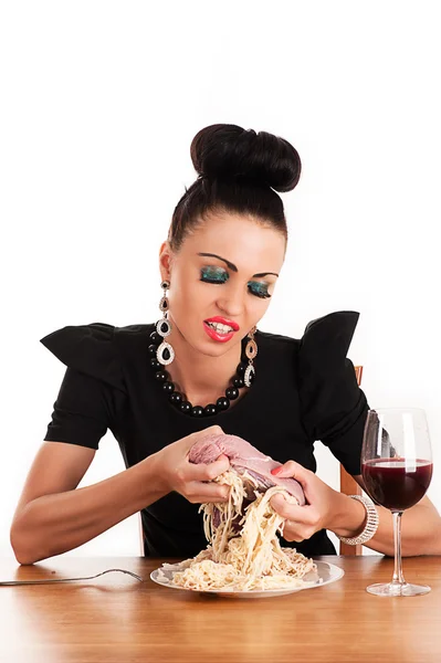 Chamtivý žena jíst syrové maso — Stock fotografie