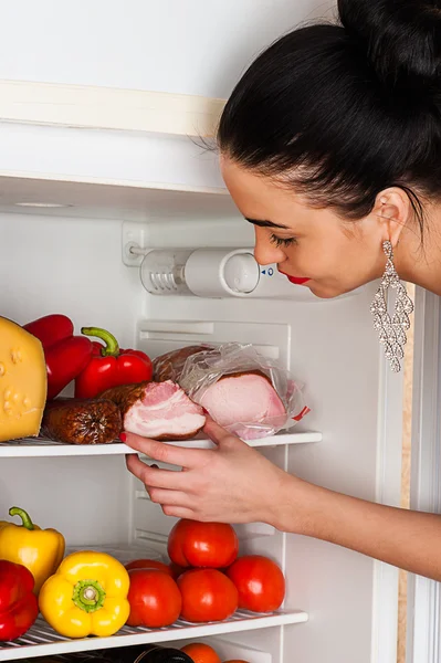 Mujer toma de la salchicha nevera — Foto de Stock