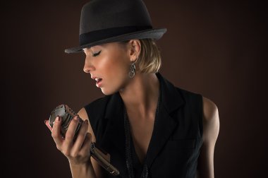 Retro mikrofon ile şık kadın