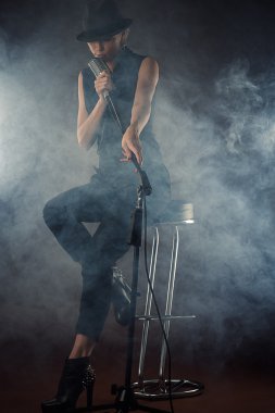 Duman ile retro tarzı çekici kadın