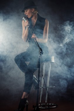 Retro tarzı çekici kadın