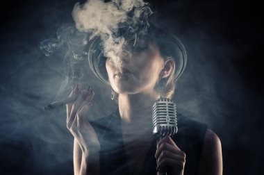 Caz sanatçısı kadın puro ve mikrofon ile