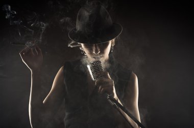 Retro mikrofonlu şarkıcı