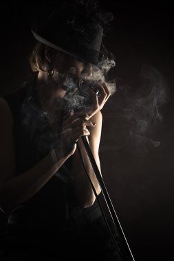 Siluet şarkıcı retro mikrofon ile