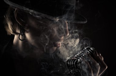 Profil yüz kadın retro mikrofon ile