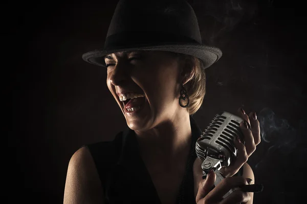 Cantora de jazz sorridente com microfone retro — Fotografia de Stock