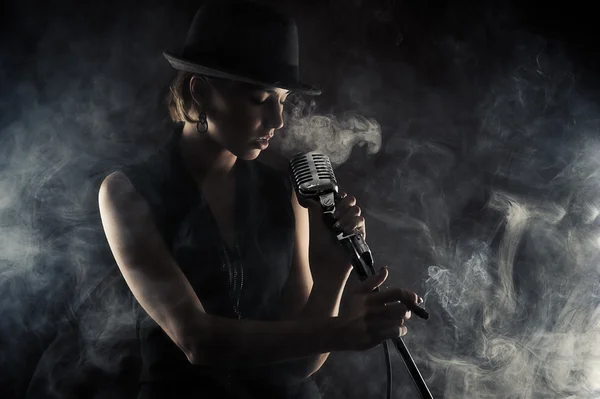 Jazz singer woman with retro microphone — Stock Photo, Image