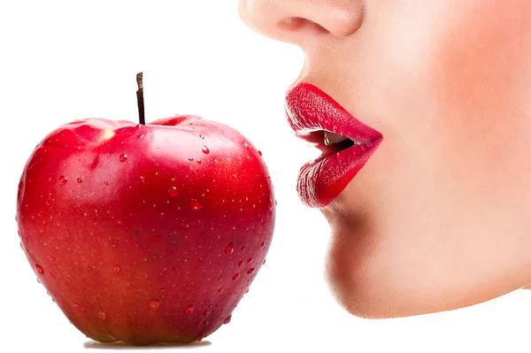 Mujer sexy comiendo manzana roja, labios rojos sensuales — Foto de Stock