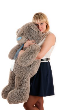 Çekici kadın bir oyuncak ayı sarılma