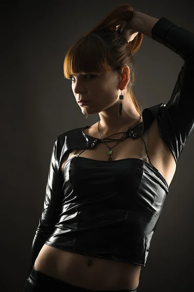 Красивая сексуальная женщина в черном костюме — стоковое фото
