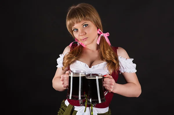 Oktoberfest dívka s pivem v ruce — Stock fotografie