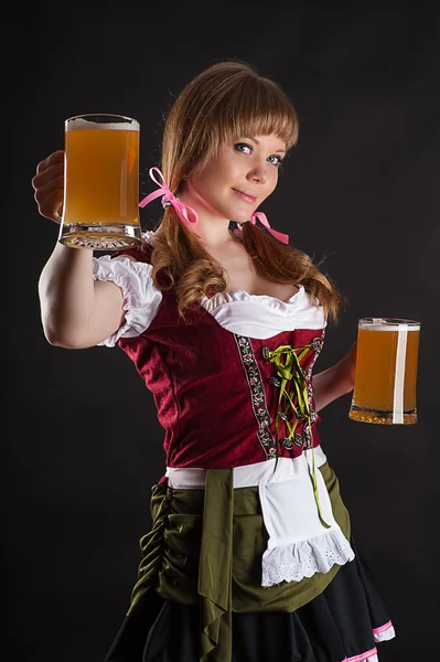 Mujer rubia con cerveza Oktoberfest en la mano — Foto de Stock
