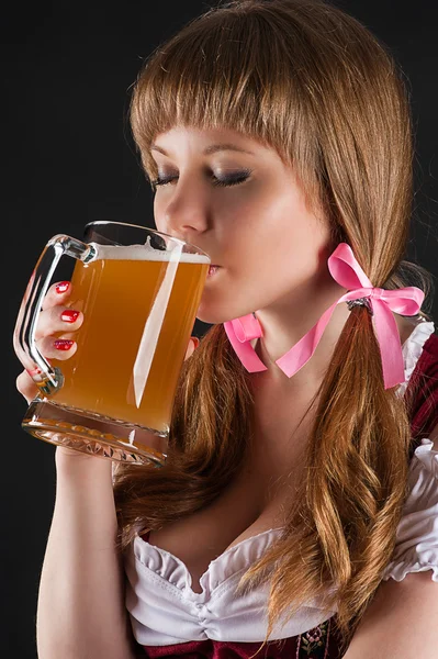 Žena Oktoberfestu pije pivo — Stock fotografie