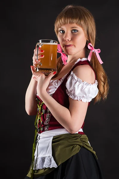 Sexy mujer Oktoberfest lamer labios — Foto de Stock