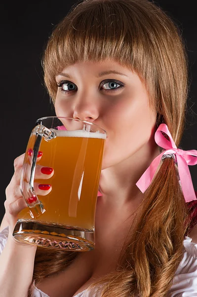 Retrato hermosa mujer Oktoberfest bebe cerveza — Foto de Stock