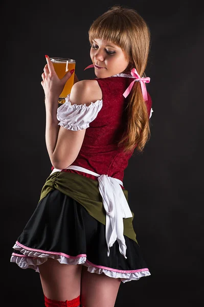 Oktoberfest hermosa mujer mirando hacia atrás — Foto de Stock