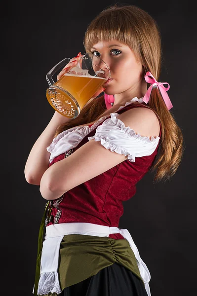 Beautiful woman Oktoberfest drinks beer — Stock Photo, Image