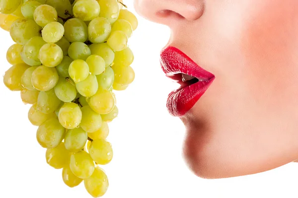 Mulher sexy comendo uvas verdes, lábios vermelhos sensuais — Fotografia de Stock