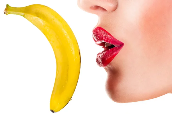 Seksi kadın muz, şehvetli kırmızı dudaklar yemek — Stok fotoğraf